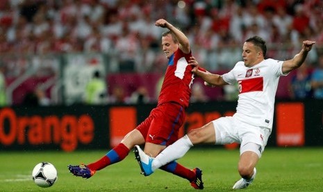 Pemain Republik Cheska Tomas Sivok (kiri) berebut bola dengan pemain Polandia Dariusz Dudka (kanan) dalam pertandingan terakhir penyisihan grup A di Wroclaw. 