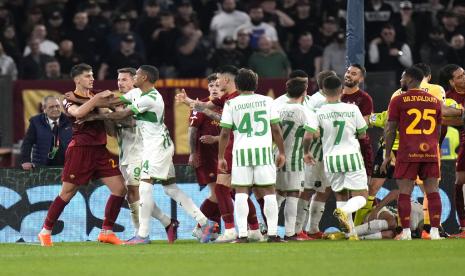 Pemain AS Roma Marash Kumbulla, kiri, berdebat dengan pemain Sassuolo saat pertandingan sepak bola Serie A antara Roma dan Sassuolo, di stadion Olimpiade Roma, Ahad, 12 Maret 2023. 