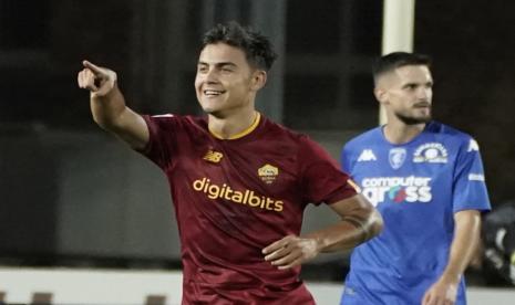  Pemain Roma Paulo Dybala. Paulo Dybala siap memotong liburannya untuk kembali berlatih bersama AS Roma. Dybala baru saja mengantarkan Argentina meraih Piala Dunia 2022 Qatar setelah mengalahkan Prancis di partai final melalui adu penalti. Meski tak tampil penuh namun kontribusinya cukup penting di lapangan.