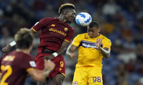 Pemain Roma Tammy Abraham, kiri, dan pemain Fiorentina Igor berebut bola dalam pertandingan sepak bola Serie A antara Roma dan Fiorentina di Stadion Olimpiade Roma, Minggu, 22 Agustus 2021.