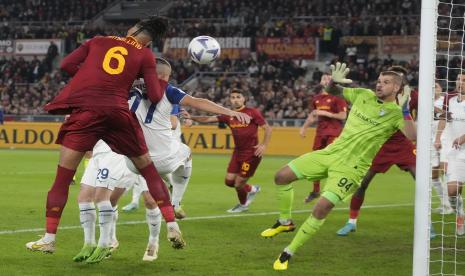 Pemain Roma Tammy Abraham (kiri) mencoba mencetak gol saat pertandingan sepak bola Serie A antara Roma dan Lazio, di Stadion Olimpiade Roma, Senin (7/11/2022).