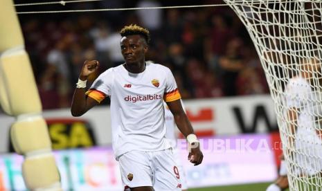  Pemain Roma Tammy Abraham melakukan selebrasi setelah mencetak keunggulan 3-0 pada pertandingan sepak bola Serie A Italia antara US Salernitana dan AS Roma di stadion Arechi di Salerno, Italia, Senin (30/8) dini hari WIB. 