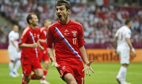  Pemain Rusia Alan Dzagoev melakukan selebrasi setelah merobek jala Polandia dalam lanjutan penyisihan Grup A. 