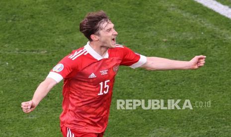 Pemain Rusia Aleksei Miranchuk melakukan selebrasi usai mencetak gol pembuka timnya pada pertandingan Grup B Euro 2020 antara Rusia dan Finlandia di Stadion Gazprom Arena di St. Petersburg, Rusia, Rabu (16/6).