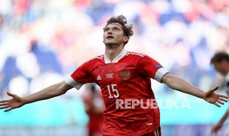 Pemain Rusia Aleksei Miranchuk merayakan setelah mencetak gol pembuka pada pertandingan grup B kejuaraan sepak bola Euro 2020 antara Finlandia dan Rusia di stadion Gazprom Arena di St. Petersburg, Rusia, Rabu (16/6).