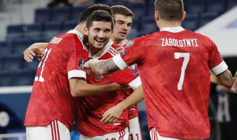 Pemain Rusia Aleksei Sutormin (tengah) merayakan golnya ke gawang Siprus dalam laga Grup H Kualifikasi Piala Dunia 2022. Rusia mengalahkan Siprus 6-0 di Saint Petersburg, Jumat (12/11) dini hari WIB.