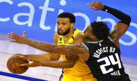 Pemain Sacramento Kings Buddy Hield (kanan) menahan gerak guard Los Angeles Lakers Talen Horton-Tucker dalam pertandingan NBA di Lake Buena Vista, Florida, AS, Jumat (14/8) WIB.