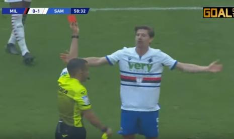 Pemain Sampdoria Andrien Silva menerima harus keluar lapangan, setelah mendapatkan kartu kuning kedua. Sampdoria sukses menahan imbang 1-1 sekalipun bermain dengan 10 pemain, dalam laga lanjutan Liga Italia, Sabtu (3/4).