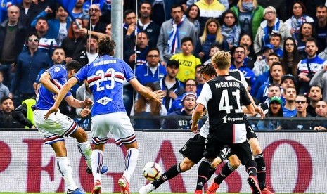 Pemain Sampdoria Gregoire Defrel (kiri) saat menjebol gawang Juventus.