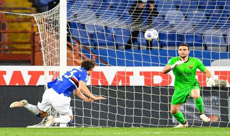 Pemain Sampdoria Manuel Gabbiadini (kiri) beraksi saat menghadapi AS Roma dalam lanjutan Serie A Liga Italia di Stadion Luigi Ferraris, Genoa, Senin (3/5) dini hari WIB.