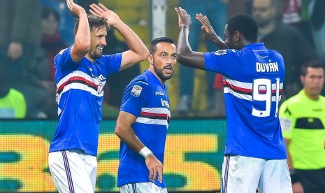 Pemain Sampdoria merayakan gol Gaston Ramirez (kiri) pada laga Serie A lawan Genoa di Luigi Ferraris, Sabtu (4/11). Sampdoria menang 2-0.