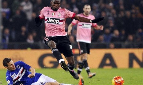 Pemain Sampdoria Niklas Moisander (kiri) sedang beraksi menghadapi bomber Juventus Paul Pogba 