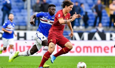 Gelandang AS Roma Nicolo Zaniolo (kanan).