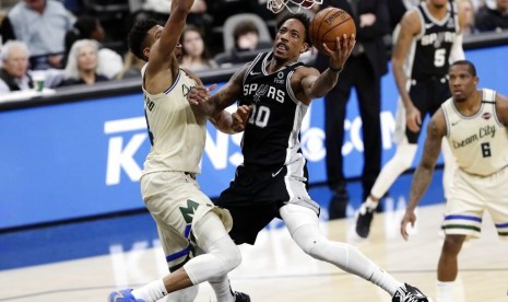 Pemain San Santonio Spurs DeMar DeRozan mencetak poin ke ring Milwaukee Bucks.