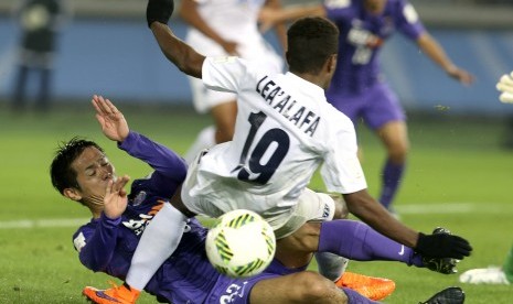 Pemain Sanfrecce Hiroshima, Tsukasa Shiotani (kiri), berebut bola dengan pemain Auckland City FC, Micah Leaalafa, dalam pertandingan pembuka Piala Dunia Klub di Yokohama, Jepang, Kamis (10/12).  