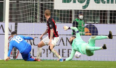 Pemain Sassuolo Giacomo Raspadori (kiri) menjebol gawang AC Milan yang dijaga Gianluigi Donnarumma.