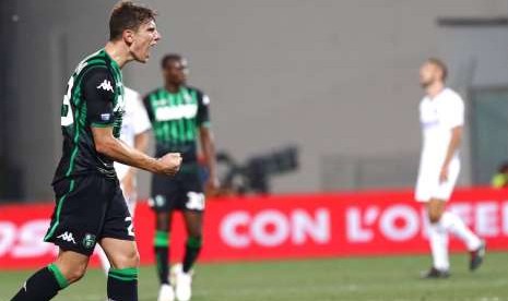 Pemain Sassuolo Giangiacomo Magnani merayakan keberhasilan timnya menaklukkan Inter Milan 1-0 pada laga Serie A, Senin (20/8) dini hari WIB.