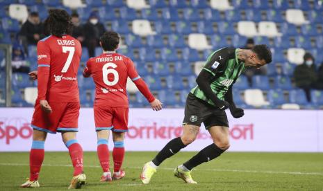 Pemain Sassuolo Gianluca Scamacca, kanan, merayakan golnya selama pertandingan sepak bola Serie A antara Sassuolo dan Napoli, di stadion Mapei di Reggio Emilia, Italia, Rabu, 1 Desember 2021.