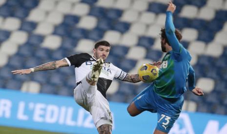 Pemain Sassuolo Manuel Locatelli (kanan) dan pemain Udinese Rodrigo de Paul berebut bola dalam pertandingan Serie A Liga Italia.