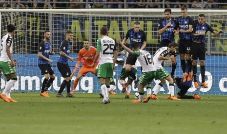 Pemain Sassuolo, Matteo Politani mencetak gol ke gawang Inter Milan melalui tendangan bebas dalam pertandingan yang digelar di San Siro, Ahad (13/5) WIB dinihari. 