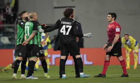 Pemain Sassuolo memprotes wasit dalam pertandingan Serie A Liga Italia melawan Juventus di Stadion Mapei, Reggio Emilia, Selasa (26/4/2022) dini hari WIB.