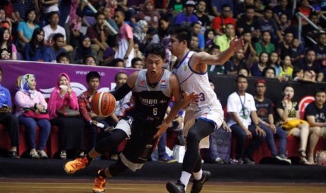 Pemain Satria Muda Pertamina Avan Seputra menjaga small forward Aspac Oki Wira Sanjaya.