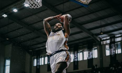 Pemain Satria Muda Pertamina Elijah Foster hendak melakukan dunk dalam pertandingan IBL 2023.