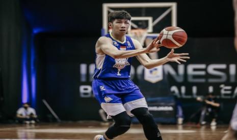 Pemain Satria Muda Pertamina Laurentius Steven Oei mencetak double-double dengan 12 angka dan 10 rebound saat mengalahkan Pacific Caesar 84-36 dalam lanjutan IBL Pertamax 2021, Senin (22/3).