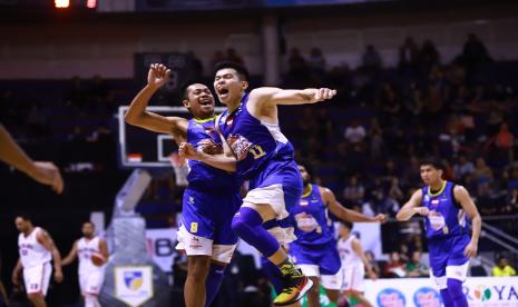 Pemain Satria Muda Pertamina Rivaldo Tandra Pangesthio (kanan) dan Sandy Ibrahim Aziz dalam laga IBL Pertamax 2020 melawan Pelita Jaya Bakrie di DBL Arena, Surabaya, Ahad (8/3). SM Pertamina mengalahkan Pelita Jaya 88-68. 