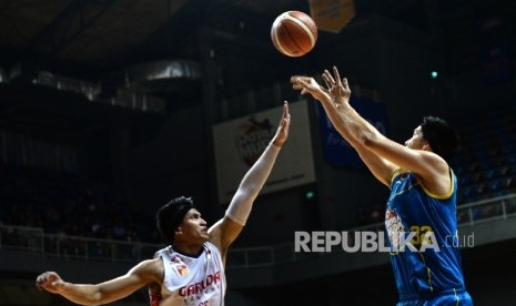  Pemain Satria Muda Pertamina Rony Gunawan menembak bola ke ring Garuda Bandung pada Playoffs IBL 2016 di Britama Arena, Jakarta, Selasa (17/5).  (Republika/ Wihdan)