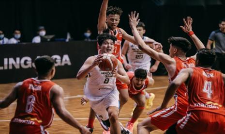 Pemain Satya Wacana Saints Salatiga Alexander Franklyn menerobos pertahanan Indonesia Patriots dalam pertandingan IBL 2021, Kamis (18/3).