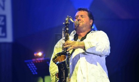 Pemain saxophone kelahiran Skotlandia, Richard Elliot (kanan) tampil pada hari pertama pagelaran Java Jazz Festival (JJF) 2014 di Jakarta, Jumat (28/2). (Republika/Agung Supriyanto)