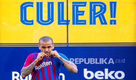  Pemain sayap baru FC Barcelona, Dani Alves akan membela timnya melawan Boca Juniors dalam laga Maradona Cup di Riyadh.