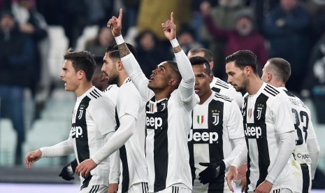 Pemain sayap Juventus Douglas Costa (ketiga kiri) merayakan golnya ke gawang Chievo.