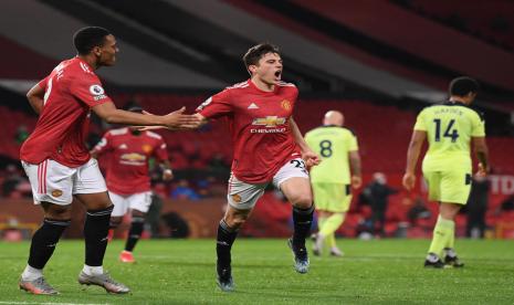 Pemain sayap Manchester United Daniel James (tengah) merayakan golnya ke gawang Newcastle United.