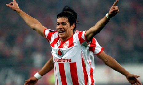 Pemain sayap Olympiakos Luciano Galleti merayakan gol saat melawan Hertha Berlin pada laga Piala UEFA di Athena, 18 Desember 2008. (Foto: Reuters)  