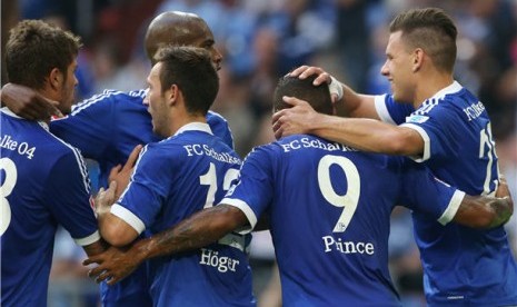 Pemain Schalke 04 melakukan selebrasi usai menjebol gawang Bayer Leverkusen dalam laga Bundesliga di Veltins-Arena, Gelsenkirchen, Jerman, Sabtu (31/8). 