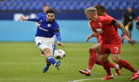 Pemain Schalke 04 Suat Serdar (kiri).