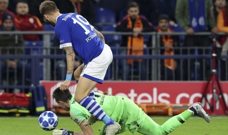 Pemain Schalke, Guido Burgstaller (kanan), memanfaatkan kesalahakan kiper Galatasaray, Fernando Muslera (kiri), untuk mencetak gol dalam laga Grup D Liga Champions di Gelsenkirchen, Jerman, Selasa (6/11). 