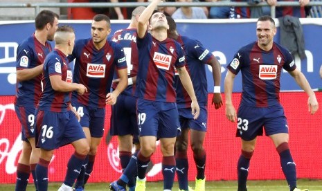 Pemain SD Eibar melakukan selebrasi.