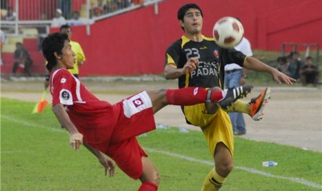 Pemain Semen Padang FC, Esteban Vizcarra (kanan), berebut bola dengan pemain PSPS Pekanbaru, Amrizal, pada laga Solidarity Game di Stadion H.Agus Salim, Padang, Sumbar. 