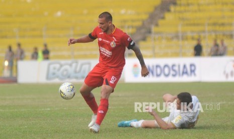 Pemain Semen Padang FC Flavio Beck Junior (kiri) berebut bola dengan pemain PS Sleman G Batata (kanan) pada pertandingan putaran kedua Liga 1 2019, di Stadion GOR H Agus Salim, Padang, Sumatera Barat, Jumat (13/9/2019).