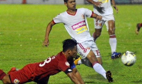 Pemain Semen Padang FC Irsyad Maulana (kiri) berebut bola dengan bek Perseru Badak Lampung FC Syahrul Mustofa pada pertandingan Liga 1 2019 di Stadion GOR H Agus Salim Padang, Sumatra Barat, Jumat (21/6).