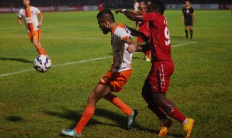 Pemain Semen Padang FC, James Koko Lomel (kanan), berebut bola dengan pemain Pusamania Borneo FC, Diego Michel (kiri), pada baba semifinal leg kedua Turnamen Piala Jenderal Sudirman di Stadion Agus Salim, Padang, Sumatera Barat, Sabtu (16/1). 