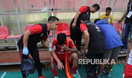 Pemain Semen Padang FC tak kuasa meluapkan kesedihannya setelah timnya dipastikan terdegradasi ke Liga 2 tahun 2018 nanti. 