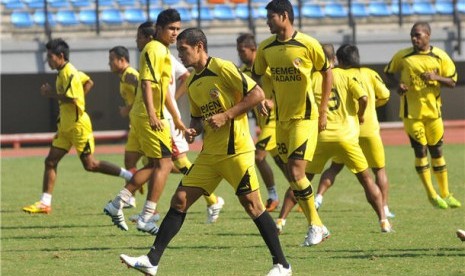 Pemain Semen Padang melakukan latihan ketika uji coba lapangan. 