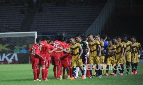 Pemain Semen Padang (merah) bersalaman dengan pemain Mitra Kukar (kuning) saat laga Final Piala Sudirman yang digelar di Jakarta, Ahad (24/1). 