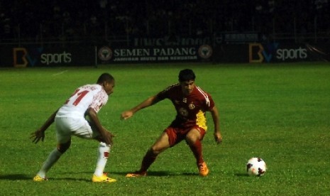 Pemain Semen Padang (SP), Esteban Vizcarra (kanan).