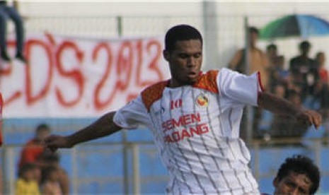 Pemain Semen Padang, Venri Mofu (tengah), berusaha melewati pesepakbola Pro Duta FC, Agus Nova (kiri) dan Suyatno (kanan), pada pertandingan Indonesia Premier League (IPL) 2013/2014 di Stadion Baharuddin Siregar, Lubuk Pakam, Deli Serdang, Sumut, Sabtu (16