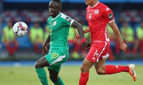 Penyerang timnas Senegal dan Liverpool Sadio Mane (kiri). dikabarkan mendapat ancaman santet dari dukun jika dirinya tampil di Piala Afrika 2021.